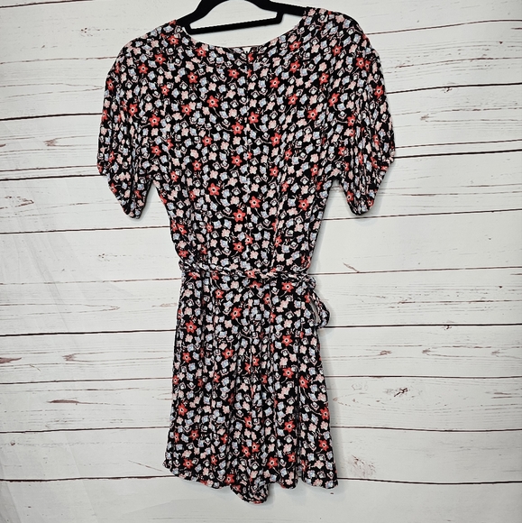 Guess Floral V-Neck Tie Waist Romper - Picture 2 of 11
